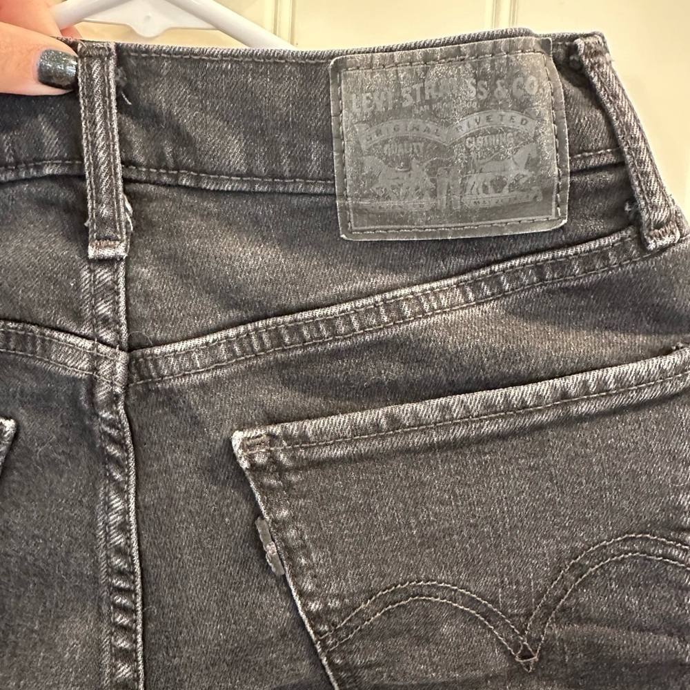 Cropped Black Levi’s Jeans - Picture 3 of 6